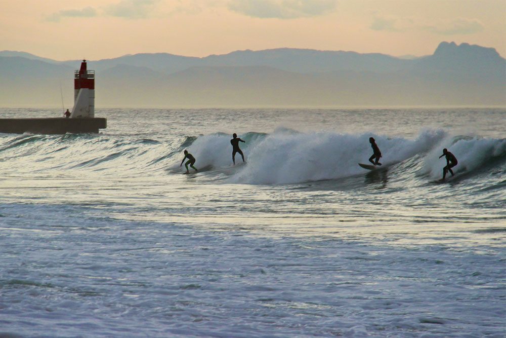 A crowded wave at La Sud in Hossegor