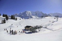 On-piste snowboarding in Les Houches