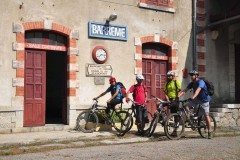 Mountain bikers at the train station in Barrème