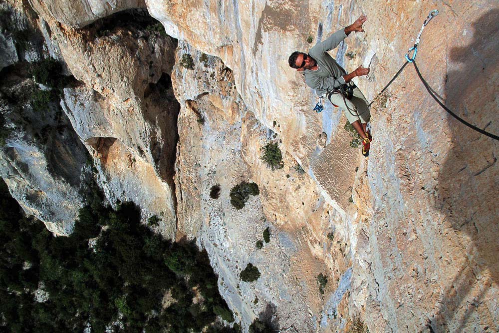 Rock climbing on l'Escalès in the Gorges du Verdon