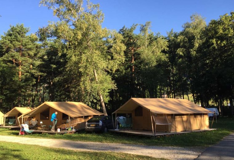 camping-huttopia-bourg-saint-maurice-group-tents