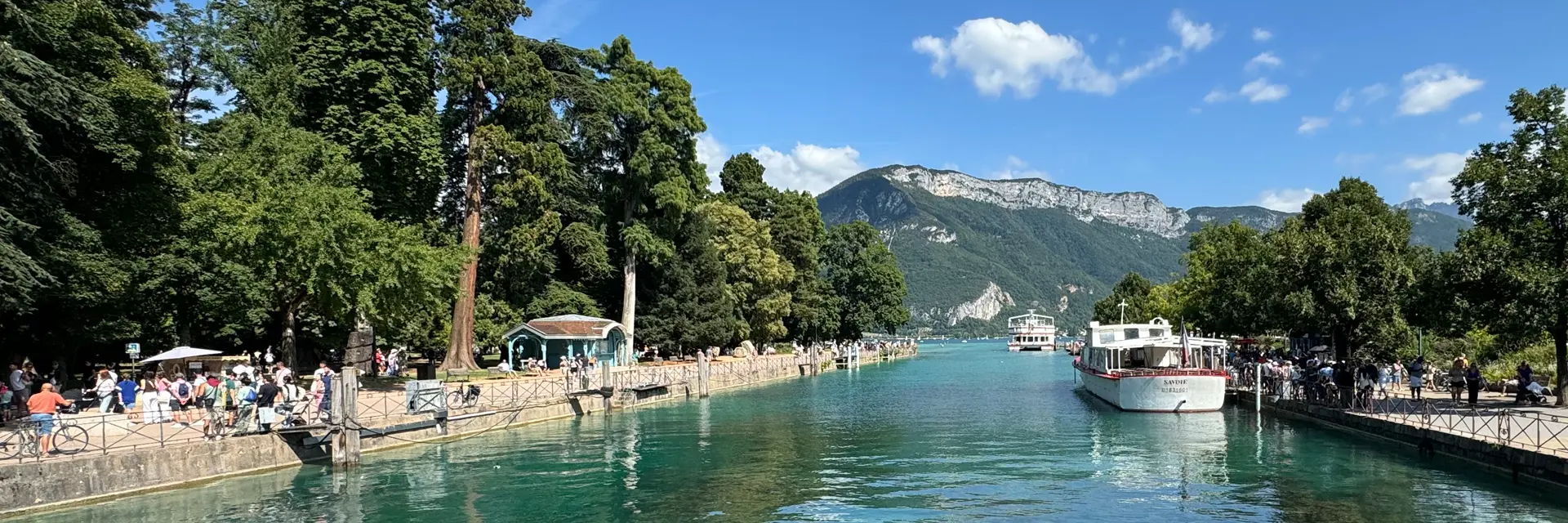 Lake Annecy | © ultimatefrance.com View of Lake Annecy and the mountains behind