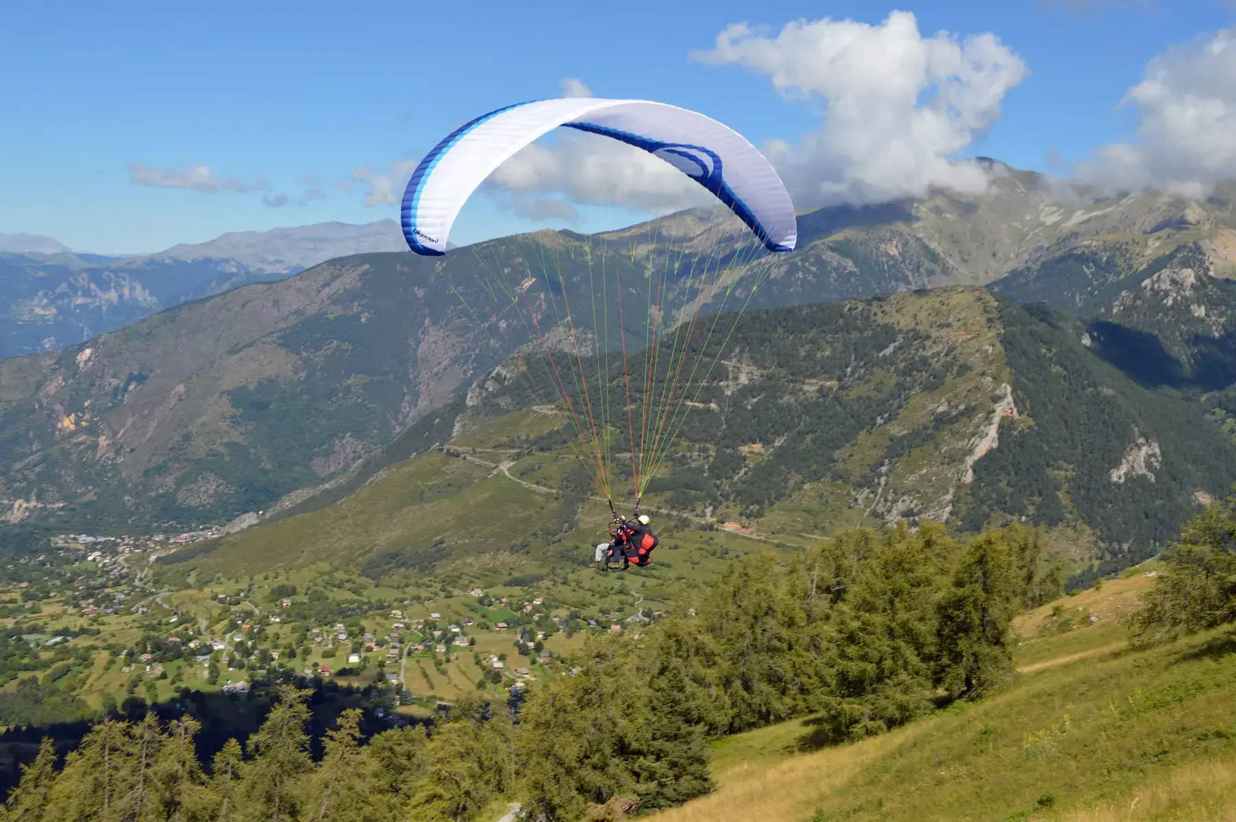 Tandem paragliding in the Mercantour National Park