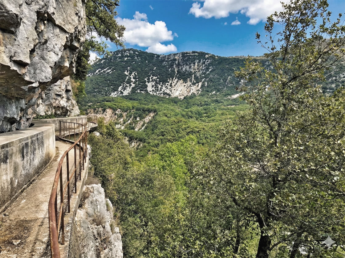 The balcony trail along the Foulon Aqueduct