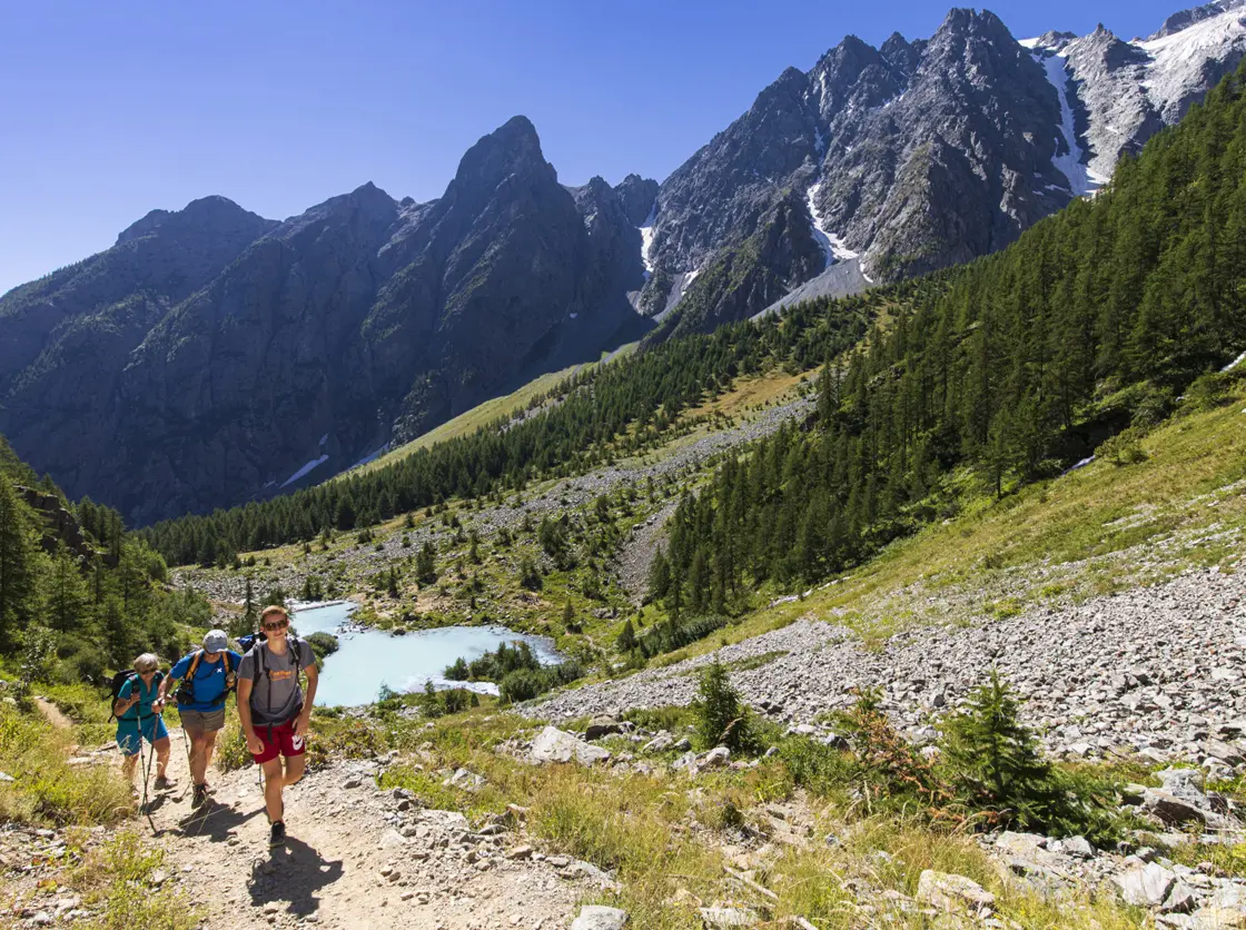 Hikers above lac de la Douche © Thierry Maillet