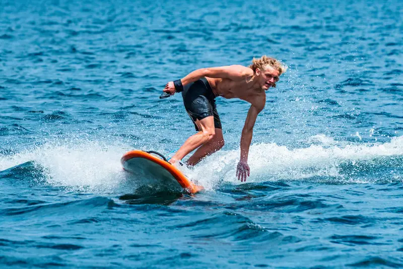 Electric surfing on Biscarrosse lake