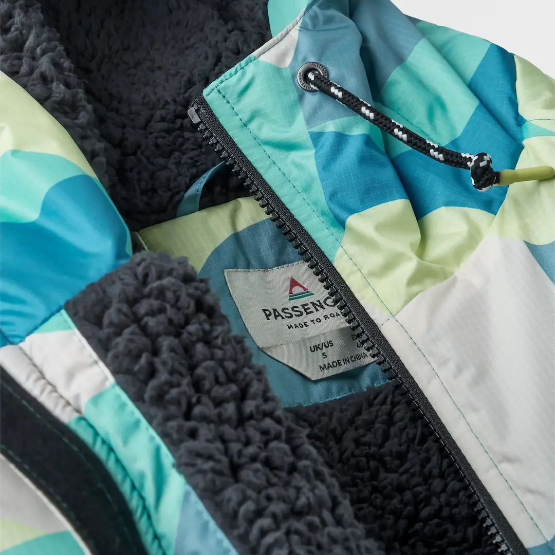 Passenger Waves sherpa fleece lining and print pattern