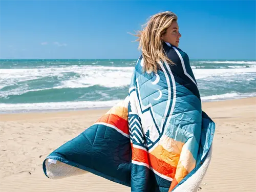 Editor's pick: VOITED CloudTouch blanket Girl wrapped in a VOITED CloudTouch blanket on a beach in southwest France