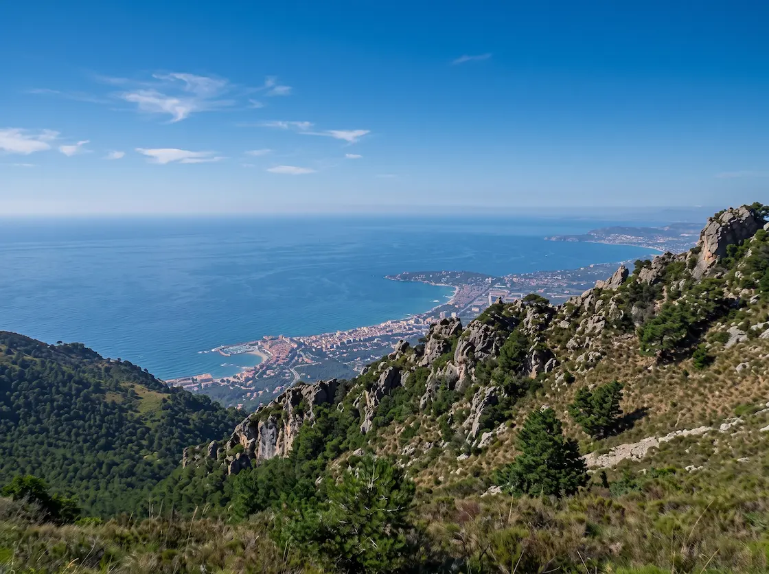 The GR5 descending towards the Mediterranean above Nice